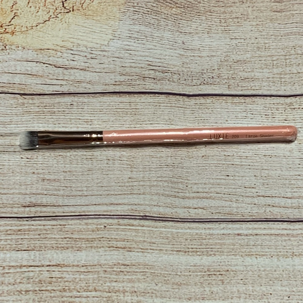5 for $25 item 🌺 Luxie Rose Gold 209 Large Shader Eyeshadow Brush